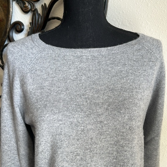 Garnet Hill Women’s Soft Gray Cashmere Sweater Lace Accent around Hem Large - Picture 3 of 14